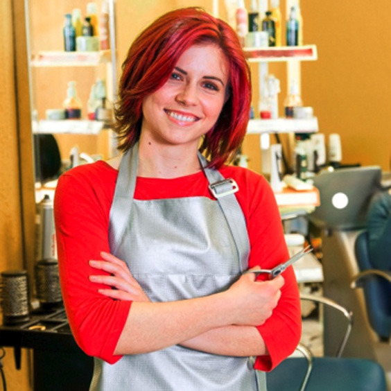 Friseurin mit Schürze und Schere