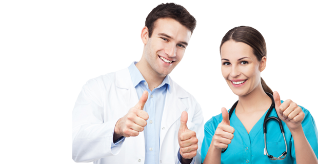 Gesundheitspersonal mit gehobenen Daumen