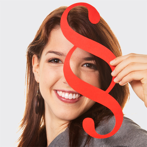 Frau hält einen Paragrafen hoch